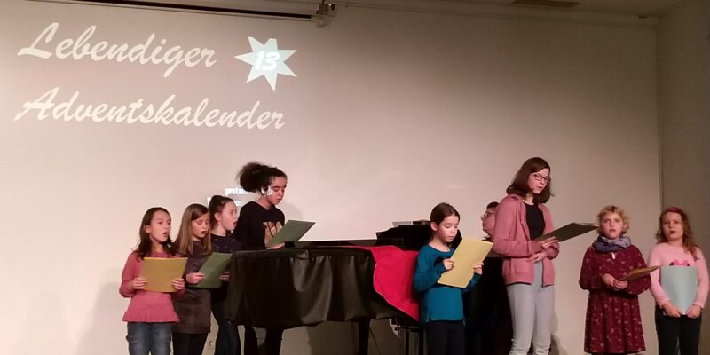 Die VielHarmonie-Kidz gestalteten mit vorweihnachtlichen Texten und Gesängen ihr Fensterchen im lebendigen Adventskalender 2019. Foto: Thomas Becker