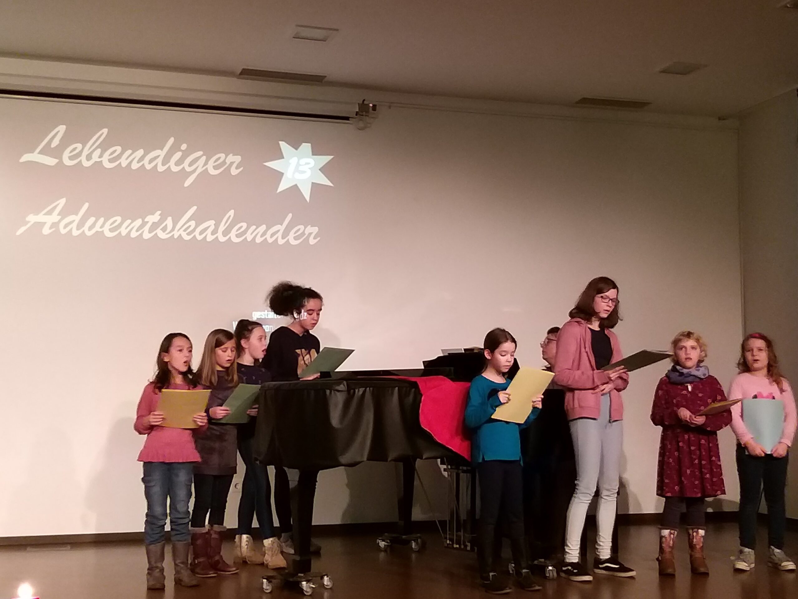 Die VielHarmonie-Kidz gestalteten mit vorweihnachtlichen Texten und Gesängen ihr Fensterchen im lebendigen Adventskalender 2019. Foto: Thomas Becker